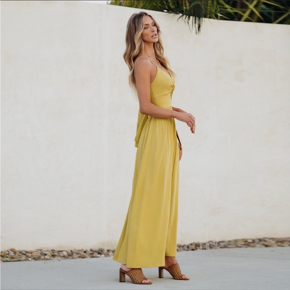 Front twist & keyhole Cupshe‎ maxi dress in a mustard yellow color. - Picture 1 of 8